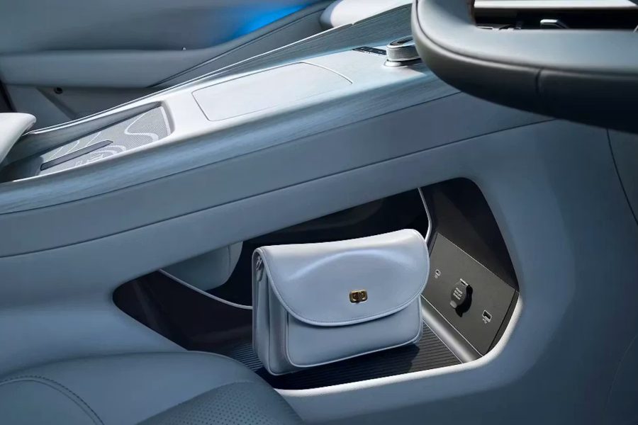 BRIDGE-STYLE STORAGE, KEEPING THE CABIN ORGANIZED