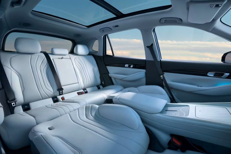 SKY VIEWS, ON DEMAND
Open up to natural light and airflow with the panoramic sunroof, complete with a sun blind to manage brightness and cabin comfort.